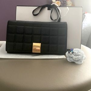 Chanel chocolate bar wallet in great condition! 😎 timeless!!